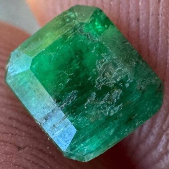 Emerald - 0.90 cts 6mm x 5.5mm x 3.6mm - Swat Valley - Picture 1 of 7